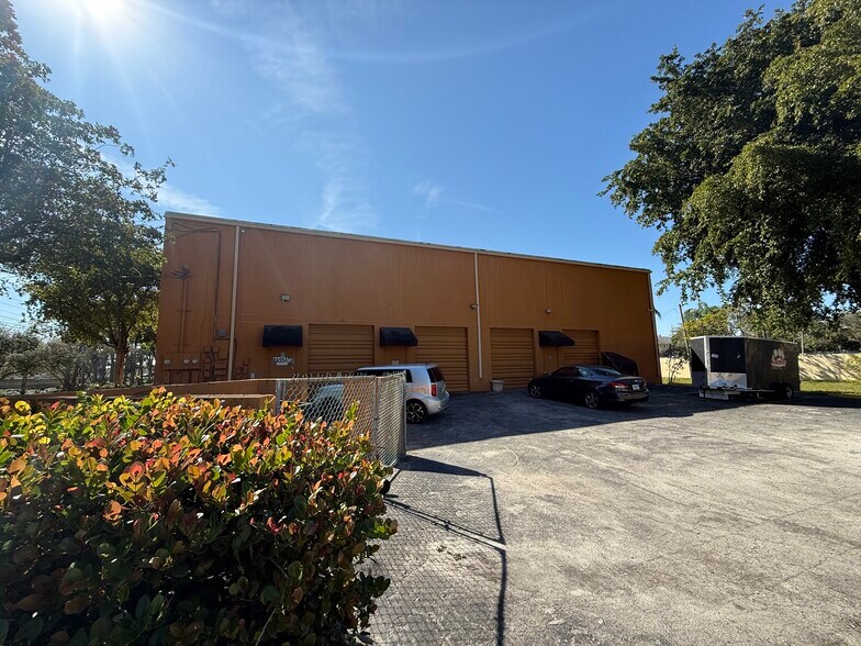 More Photos Of 81 N Deerfield Ave, Deerfield Beach Freestanding For Lease