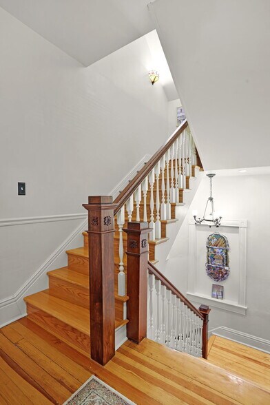 More Photos Of 504 W 5th St, Washington Hospitality For Sale