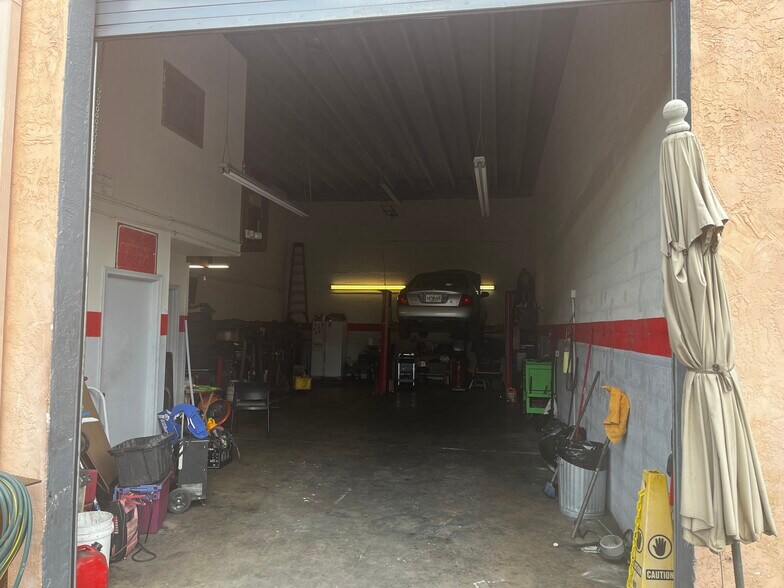 More Photos Of 3700 NW South River Dr, Miami Warehouse For Lease