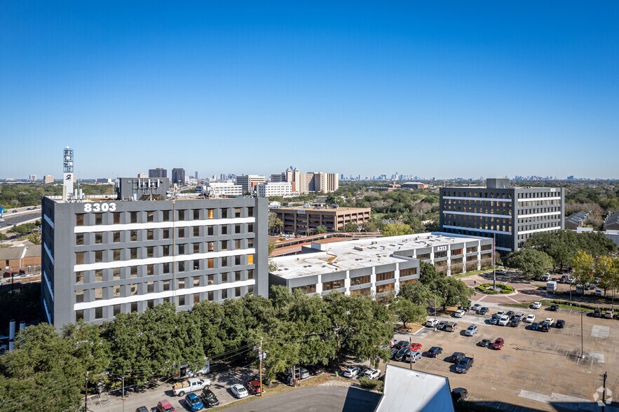 More Photos Of 8313 Southwest Fwy, Houston Unknown For Lease
