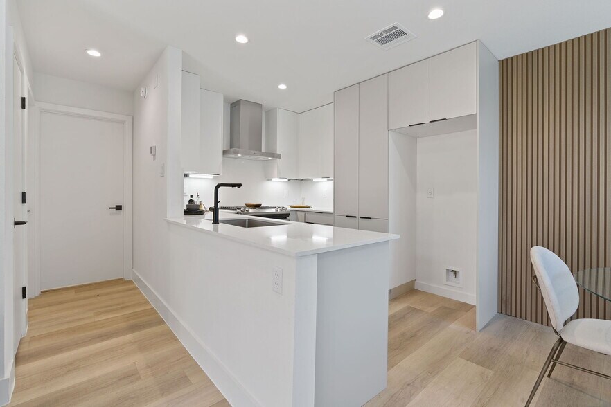 More Photos Of 1901 Albury Cv, Austin Specialty For Sale