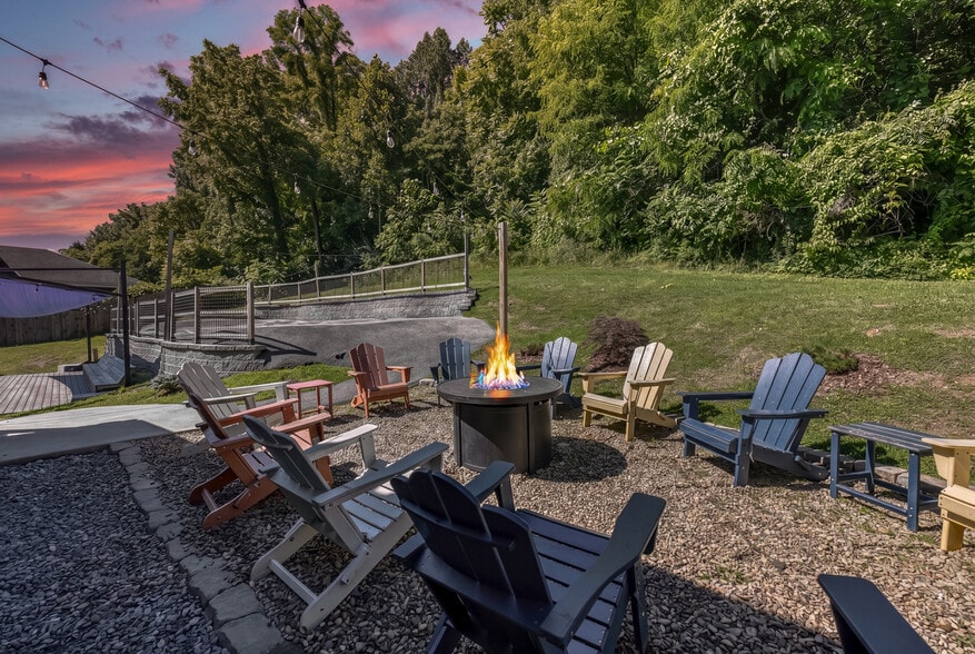More Photos Of 640 E Maple St, Johnson City Bar For Sale