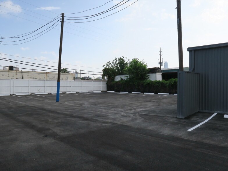 More Photos Of 5830 Star Ln, Houston Light Distribution For Lease