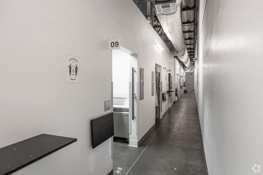 More Photos Of 1560 S Lewis St, Anaheim Warehouse For Lease