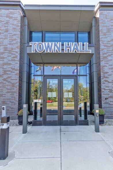 More Photos Of 11 Edgewater Cir, East Hampton Office For Lease