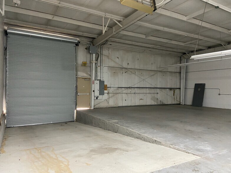 More Photos Of 509 Mineral Trace, Birmingham Light Distribution For Lease