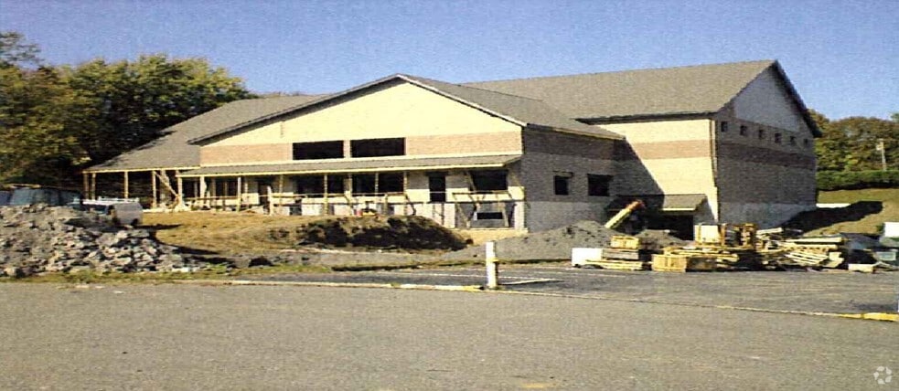 More Photos Of 848 Sussex Blvd, Broomall Distribution For Lease