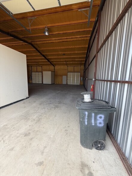 More Photos Of 5823 Acton Cir, Granbury Warehouse For Lease