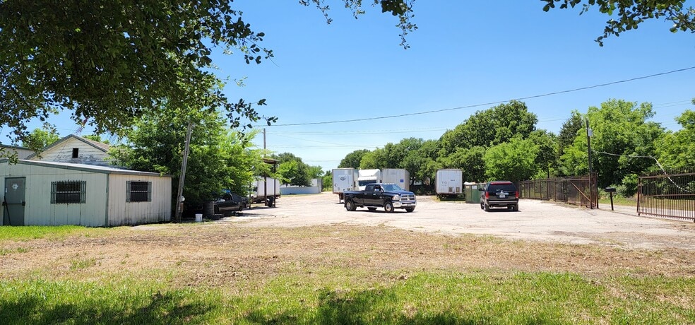 Primary Photo Of 7305 Julius Schepps Fwy, Dallas Warehouse For Lease