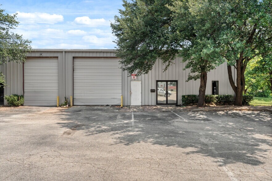 More Photos Of 204 W Powell Ln, Austin Warehouse For Lease
