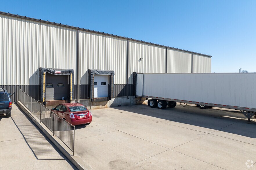 More Photos Of 319 Washington Ave, Bondurant Warehouse For Sale