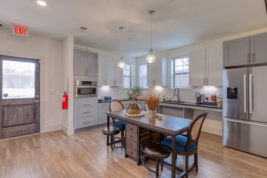 More Photos Of 210 E Church St, Weatherford Office Residential For Lease