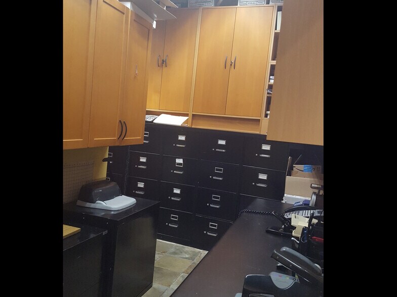 More Photos Of 15231-15235 La Cruz Dr, Pacific Palisades Unknown For Lease