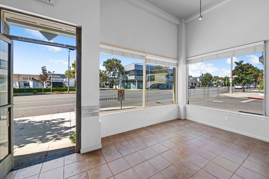 More Photos Of 364-368 S Maple Dr, Beverly Hills Storefront For Lease