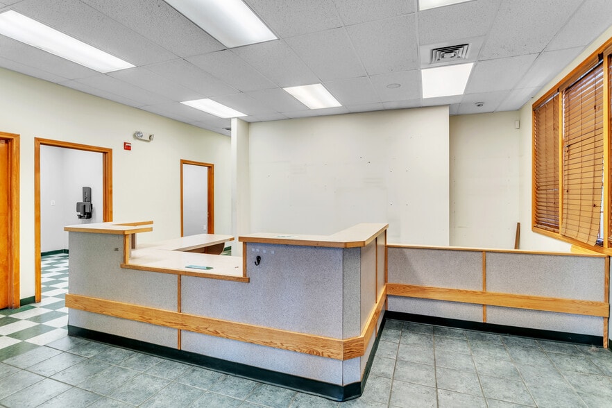 More Photos Of 1361 Memorial Dr, Chicopee Veterinarian Kennel For Sale