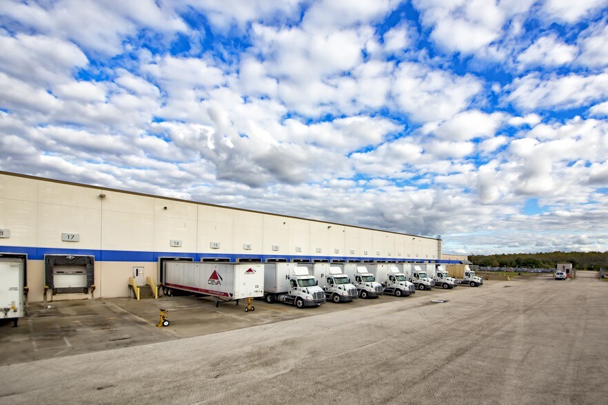 More Photos Of 10300 Boggy Creek Rd, Orlando Warehouse For Lease