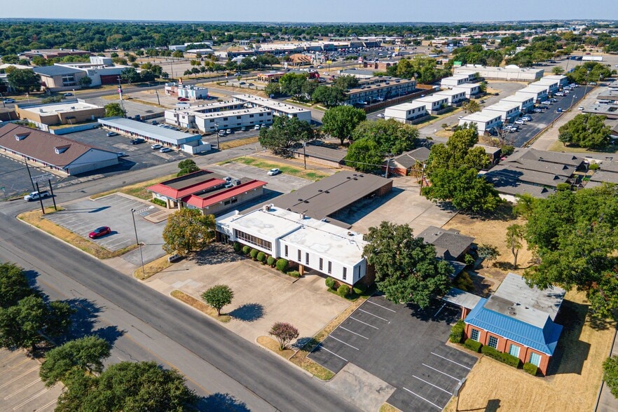 More Photos Of 207 N Ridgeway Dr, Cleburne Office For Sale