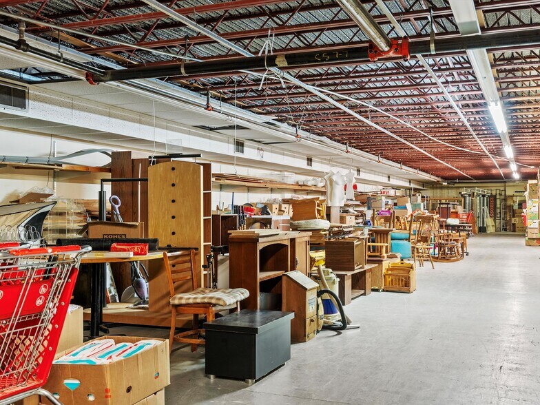 More Photos Of 1816 Washington St, Two Rivers General Retail For Sale