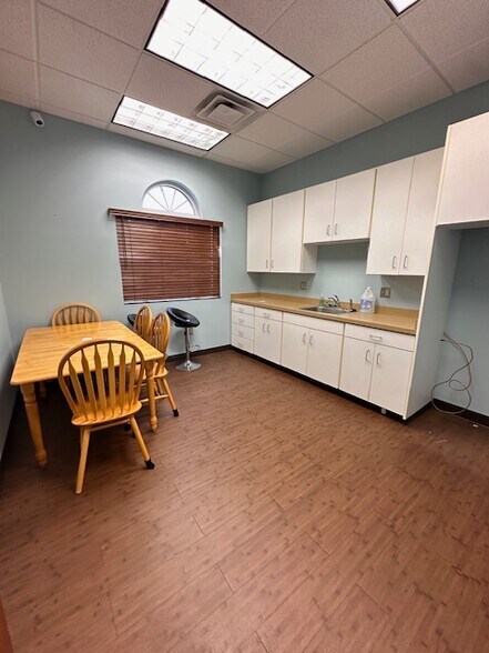 More Photos Of 5084 Villa Linde Pky, Flint Office For Sale