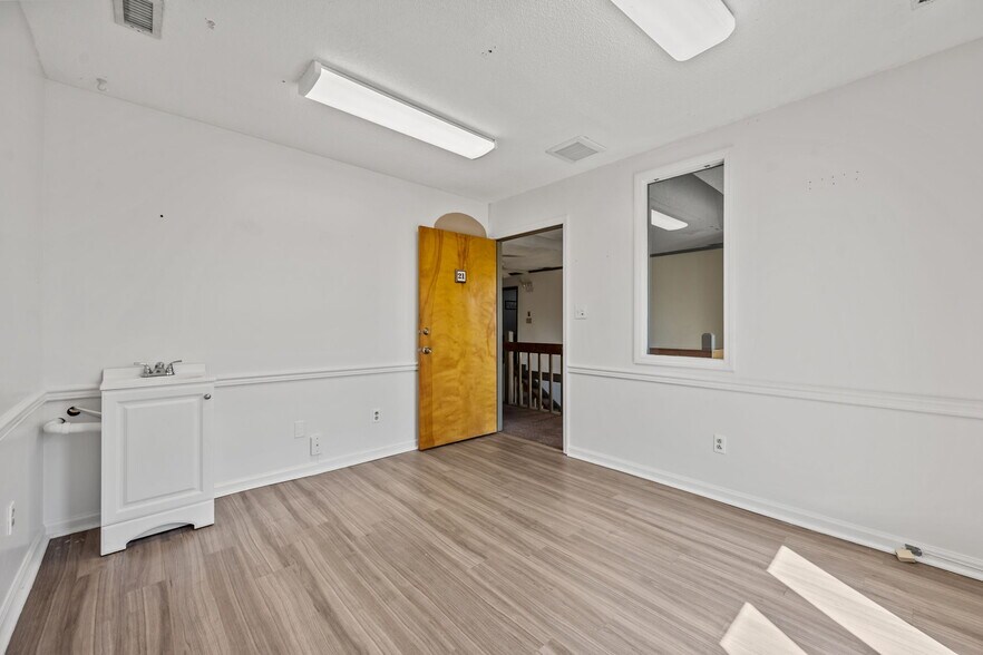 More Photos Of 411 Western Blvd, Jacksonville Medical For Sale