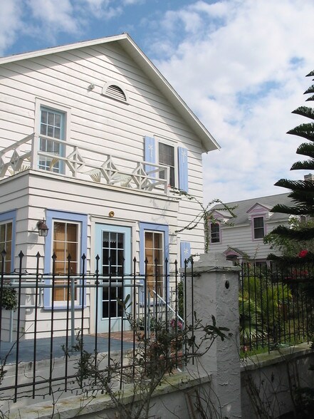 More Photos Of 830 Central Ave, Sarasota General Retail For Sale