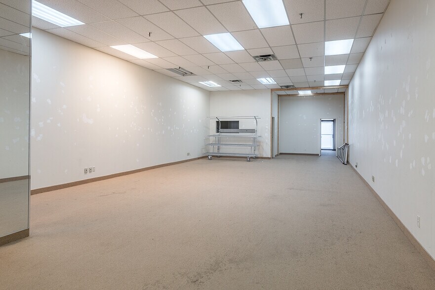 More Photos Of 740 Boul de la Côte-Vertu, Montréal Freestanding For Lease