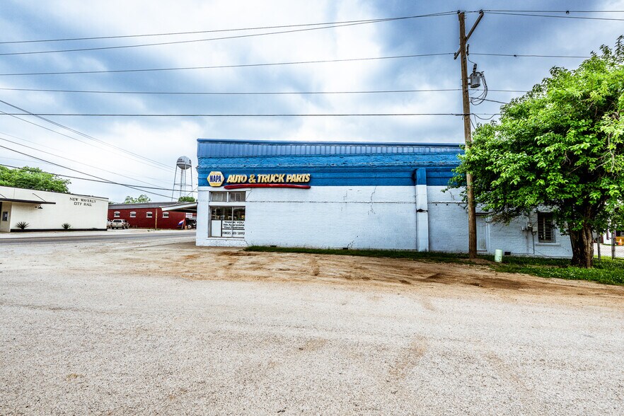 More Photos Of 201 Gibbs St, New Waverly Freestanding For Sale