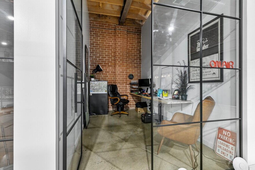 More Photos Of 1604 Venice Blvd, Los Angeles Showroom For Lease