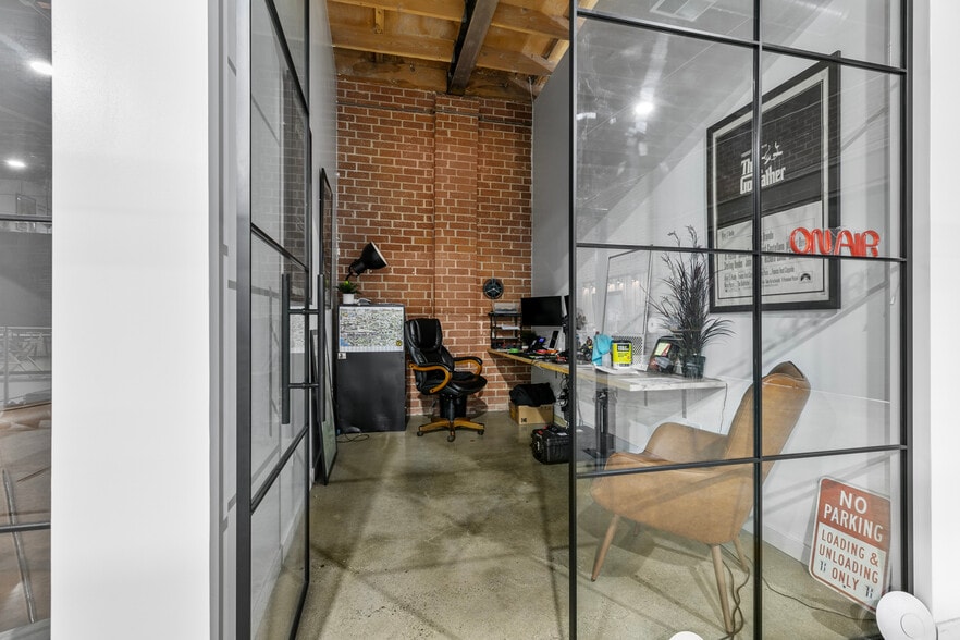 More Photos Of 1604 Venice Blvd, Los Angeles Showroom For Lease