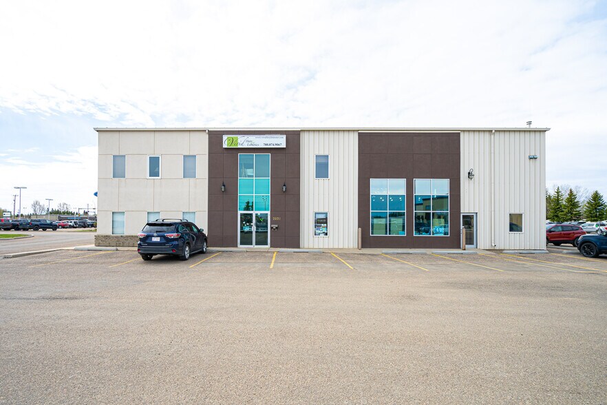 More Photos Of 2602 50 Av, Lloydminster Showroom For Sale