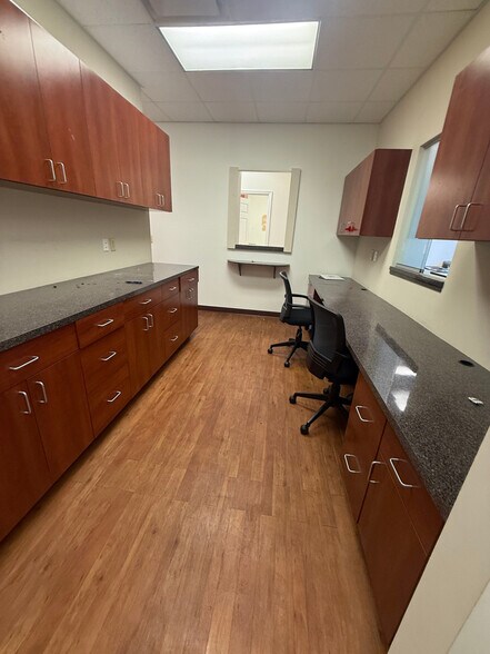 More Photos Of 13043-13045 Summerfield Sq, Riverview Medical For Sale