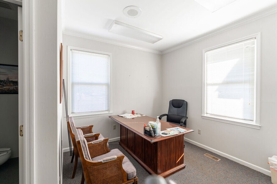 More Photos Of 607 Bluebird Blvd, Fort Valley Office For Sale