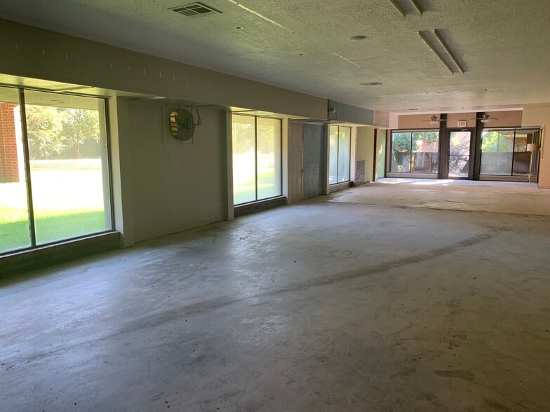 More Photos Of 2411 Heritage Trl, Enid Office For Sale