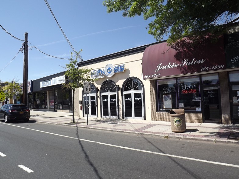 More Photos Of 43 E Main St, Smithtown Bar For Lease