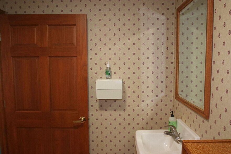 More Photos Of 34 W Grand Ave, Fox Lake Loft Creative Space For Lease