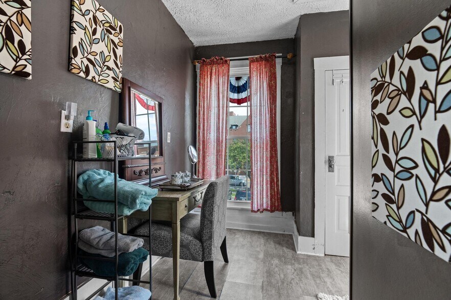 More Photos Of 115 W Main St, Wilmington Office For Sale