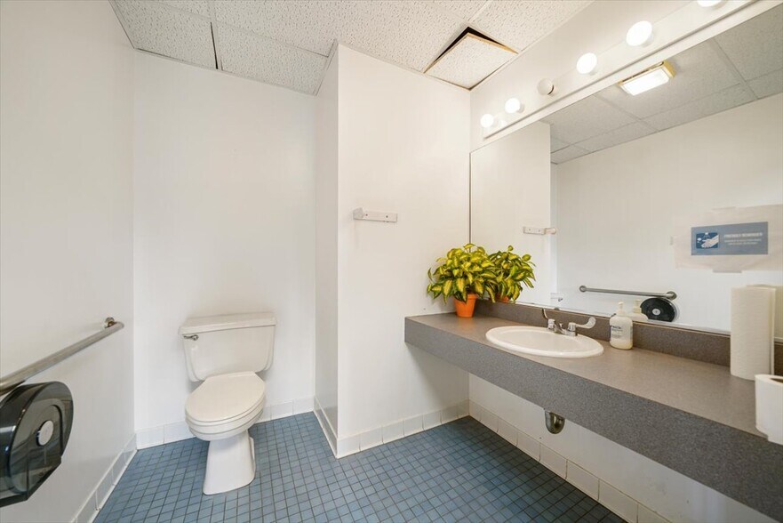 More Photos Of 468 Gidney Ave, Newburgh Medical For Sale
