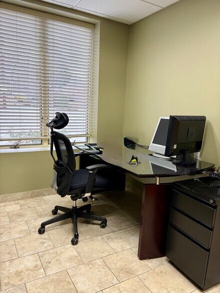 More Photos Of 160-162 Cross St, Winchester Distribution For Lease