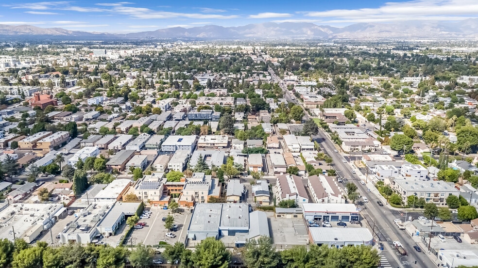 More Photos Of 14117-14123 Bessemer St, Van Nuys Warehouse For Lease