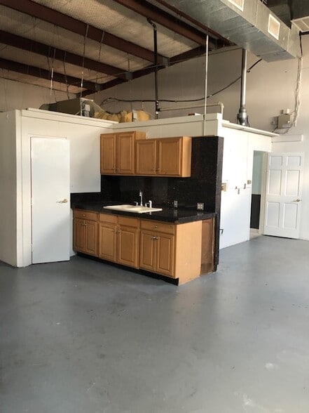 More Photos Of 11166 Ables Ln, Dallas Warehouse For Lease