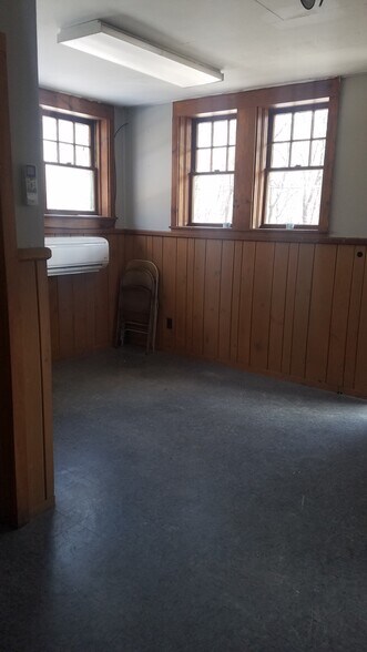 More Photos Of 6 Railroad Yard Rd, Deerfield Light Distribution For Lease