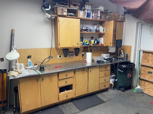 More Photos Of 2601 S Hub Dr, Independence Office For Sale