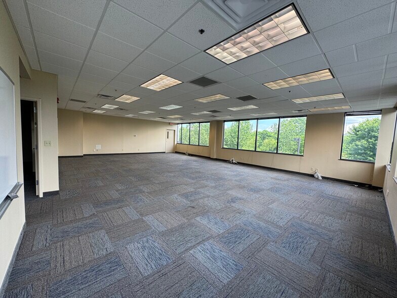 More Photos Of 2031 Nelson Miller Pky, Louisville Office For Lease