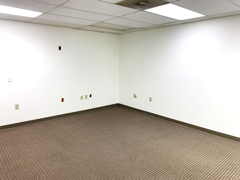 More Photos Of 1031-1035 Putman Dr, Huntsville Flex For Lease