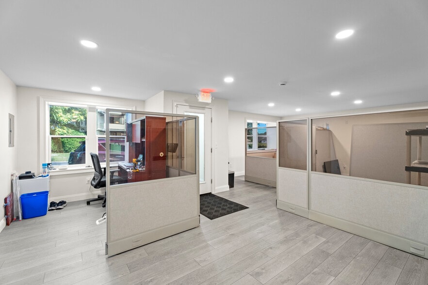 More Photos Of 264 Vauxhall St, New London Warehouse For Sale