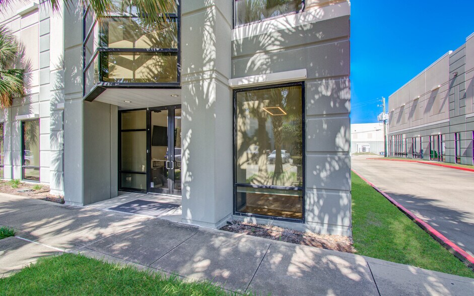 More Photos Of 9330 Kirby Dr, Houston Research And Development For Lease