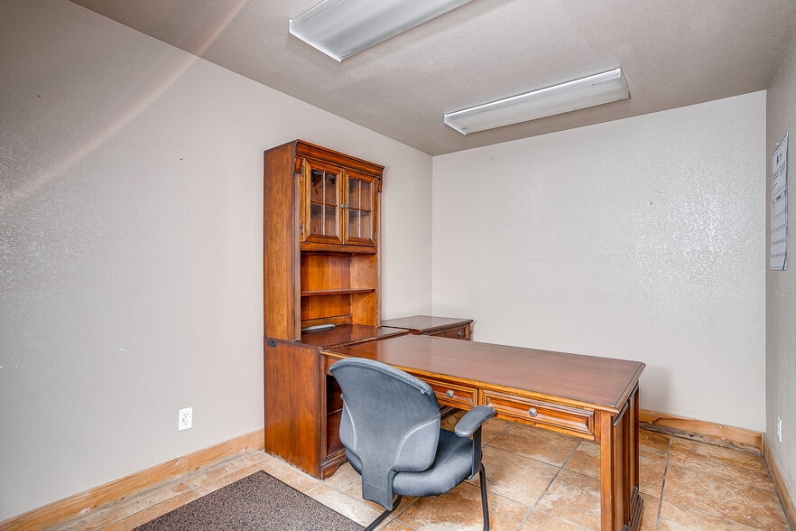 More Photos Of 10025 Jacksboro Hwy, Fort Worth Distribution For Sale