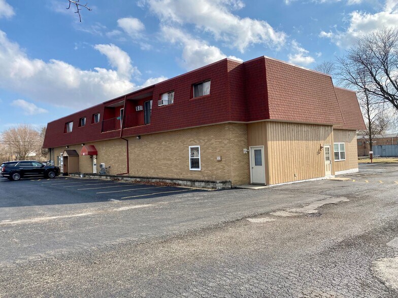 More Photos Of 102-106 E Schoolhouse Rd, Yorkville Apartments For Lease