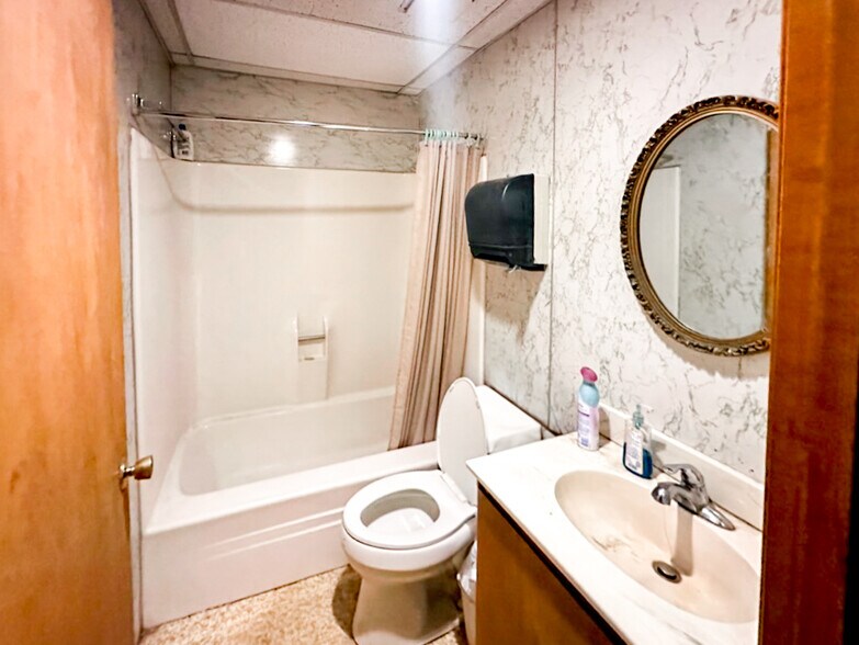 More Photos Of 604 Collins ave, Midland Warehouse For Sale