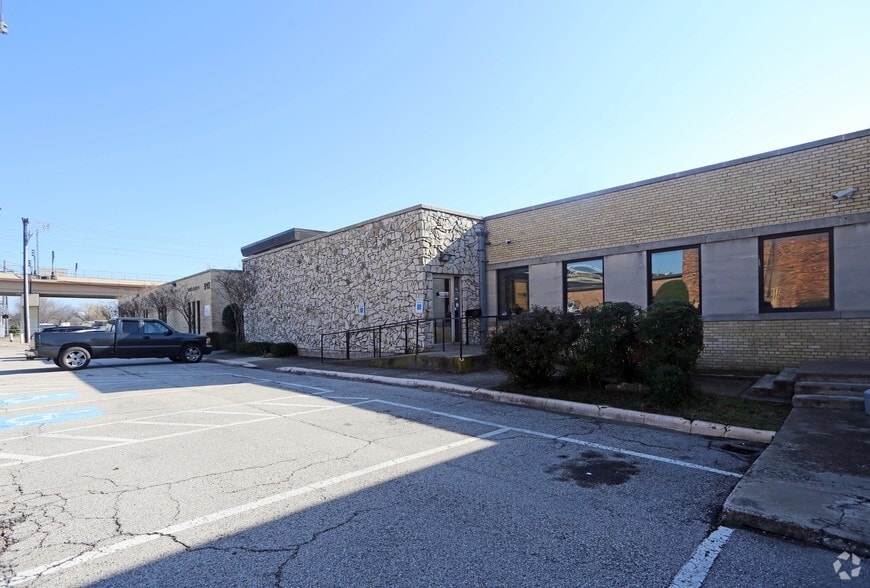 More Photos Of 910 10th St, Plano Warehouse For Lease